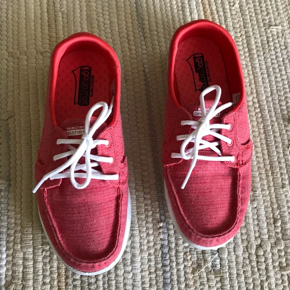 Red Goga Mat Sketchers